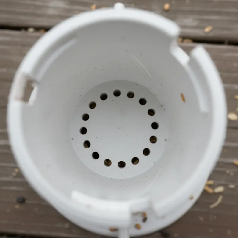 Hygienischer-Vogelfutterspender-Detailansicht-Drainagloecher
