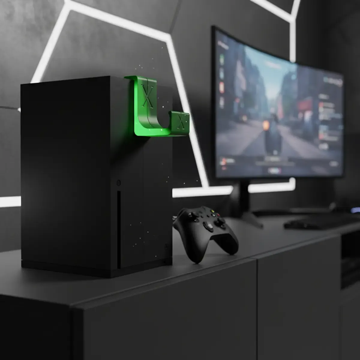 Anwendungsbeispiel: Der anyprint3d RePlay Stand Space Green ist oben an einer schwarzen Xbox Series X Konsole angebracht. Modernes Gaming-Setup mit Monitor und hexagonalen LED-Wandpaneelen im Hintergrund.
