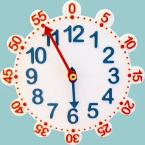 Farbenfrohe AnyClock Kids Lernuhr von anyprint3d aus recyceltem Plastik mit blauen Stunden- und roten Minutenzahlen für das Kinderzimmer