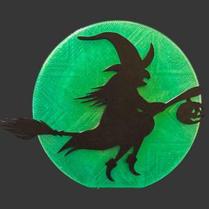 Halloween Party Hexe auf Besen reitend vor grünem Hintergrund mit LED-Teelicht Beleuchtung