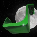 anyprint3d RePlay Stand Sonderedition Space Green vor Weltraum-Hintergrund mit Fokus auf die Unterseite. Sichtbar sind die zwei schwarzen Haltebolzen aus robustem rPETG zur Montage an der Xbox Series X.